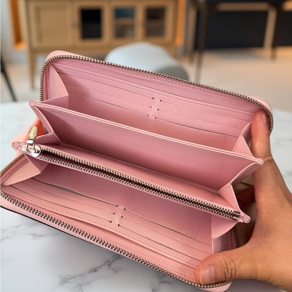 Authentic Louis Vuitton Limited Edition Escale Monogram Giant - Picture 4 of 8